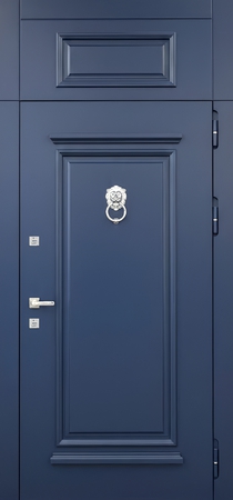Металлическая термодверь с глухой верхней вставкой, кнокером и синими панелями МДФ с багетом