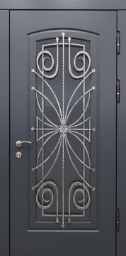 Входная термодверь с большим остеклением, кованой решеткой и панелями МДФ цвета графит Входная термодверь с большим остеклением, кованой решеткой и панелями МДФ цвета графит