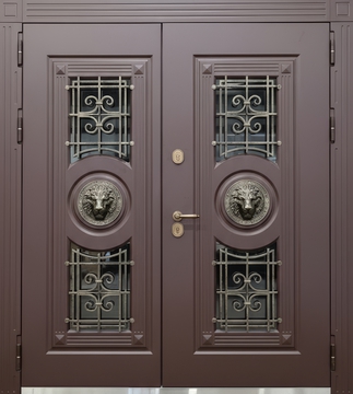 Равностворчатая входная термодверь с ковкой, стеклами и чеканкой «голова льва» (отделка МДФ коричневого цвета) Равностворчатая входная термодверь с ковкой, стеклами и чеканкой «голова льва» (отделка МДФ коричневого цвета)