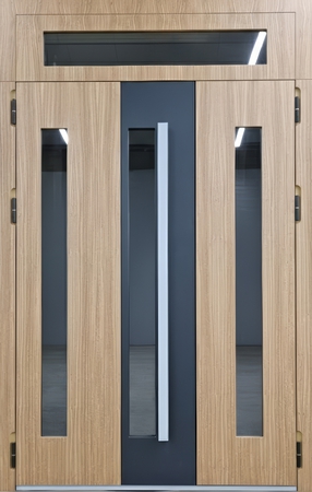 Полуторная современная термодверь с узкими стеклопакетами, бугельной ручкой и двухцветными плитами МДФ